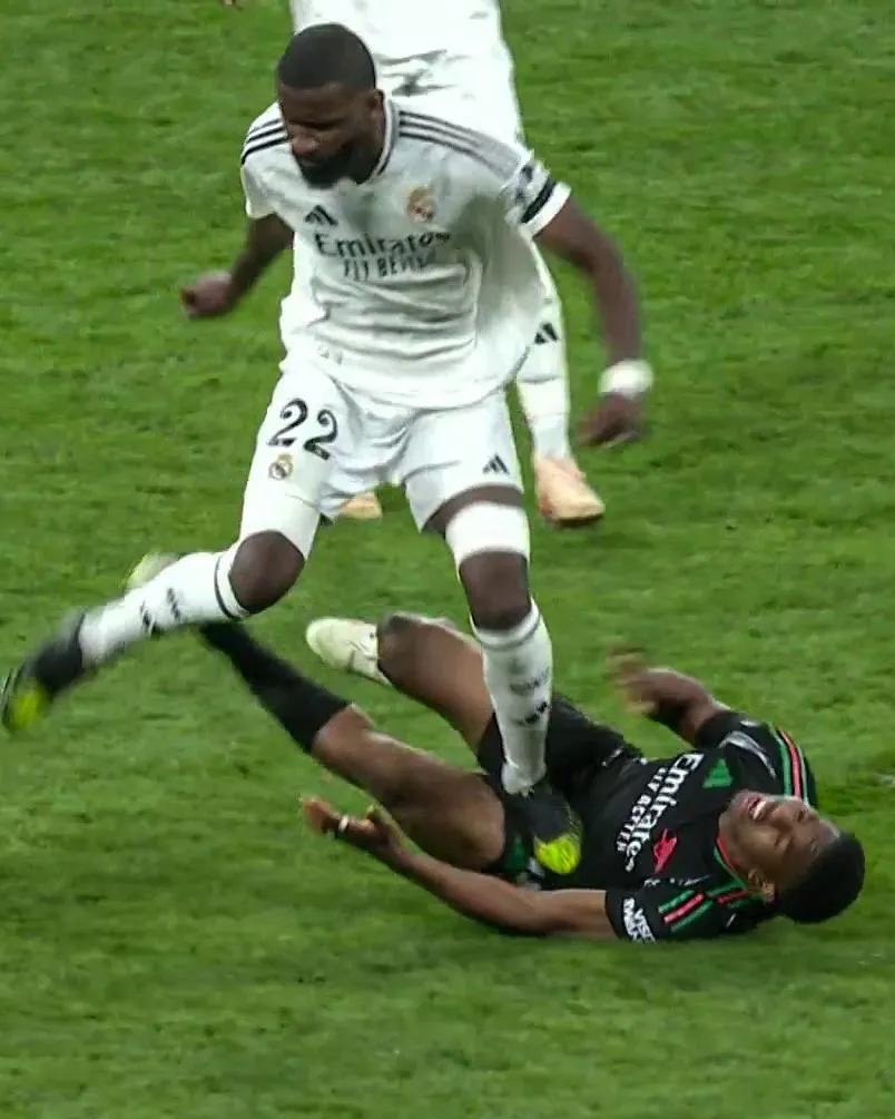 lovegame-雄鹿不断突破!,姆巴佩连续十场比赛得分超过战术调整观众掌声雷动-lovegame