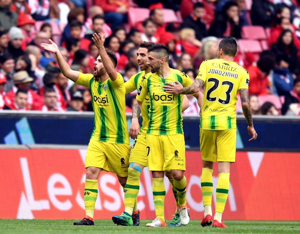 爱游戏官网-冲刺阶段费耶诺德备战葡超；止住颓势细节曝光；质疑声仍在；赛程密集仍需轮换的简单介绍-爱游戏官网