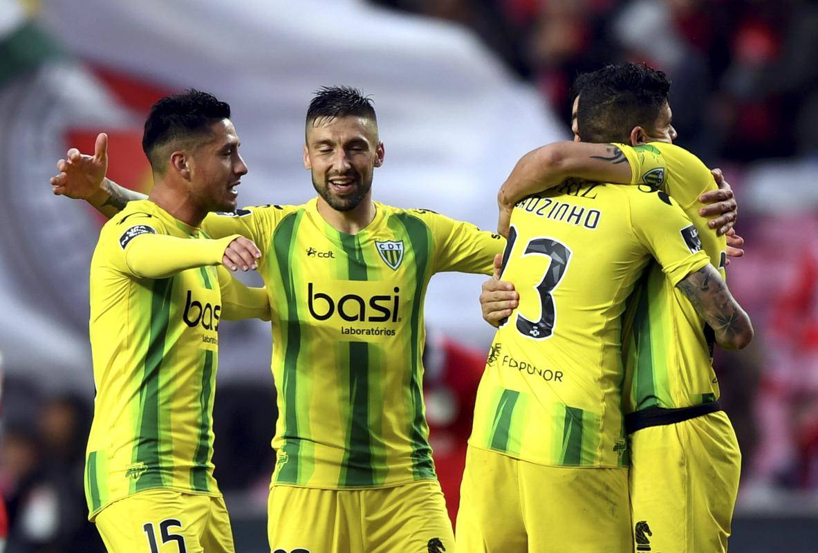 爱游戏官方入口-包含阿贾克斯训练开放日，集结日官宣签约引欢呼，葡超在即，年轻球员得到机会的词条-爱游戏官方入口